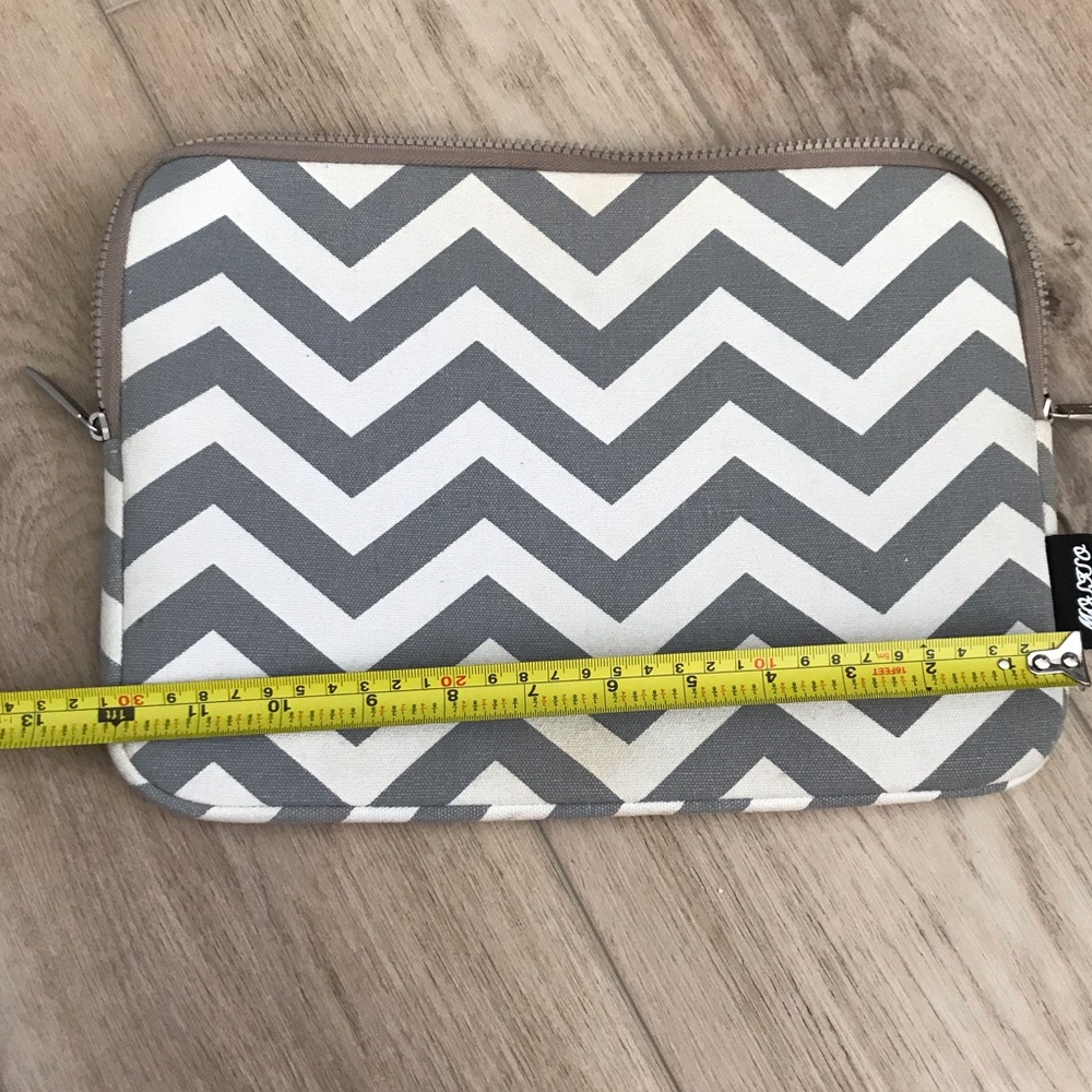 Grey chevron laptop case - Picture 9 of 9